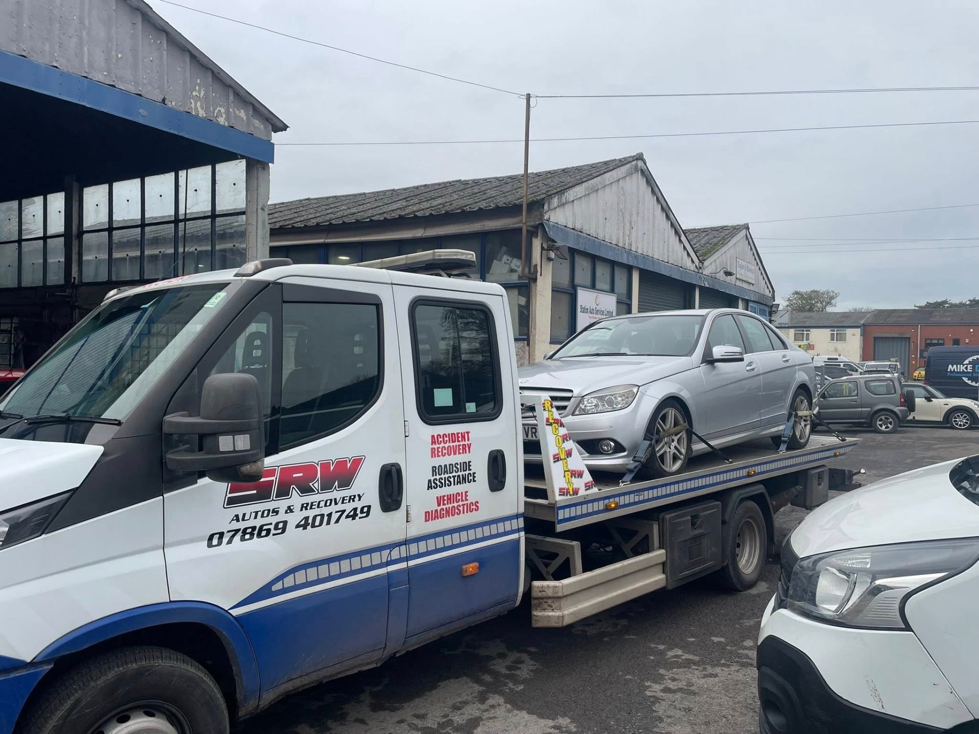SRW recovering a Mercedes